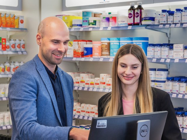 Edwin den Haak & Myroslave Sydorchuk aan de balie in de Centraal Apotheek Haarlem